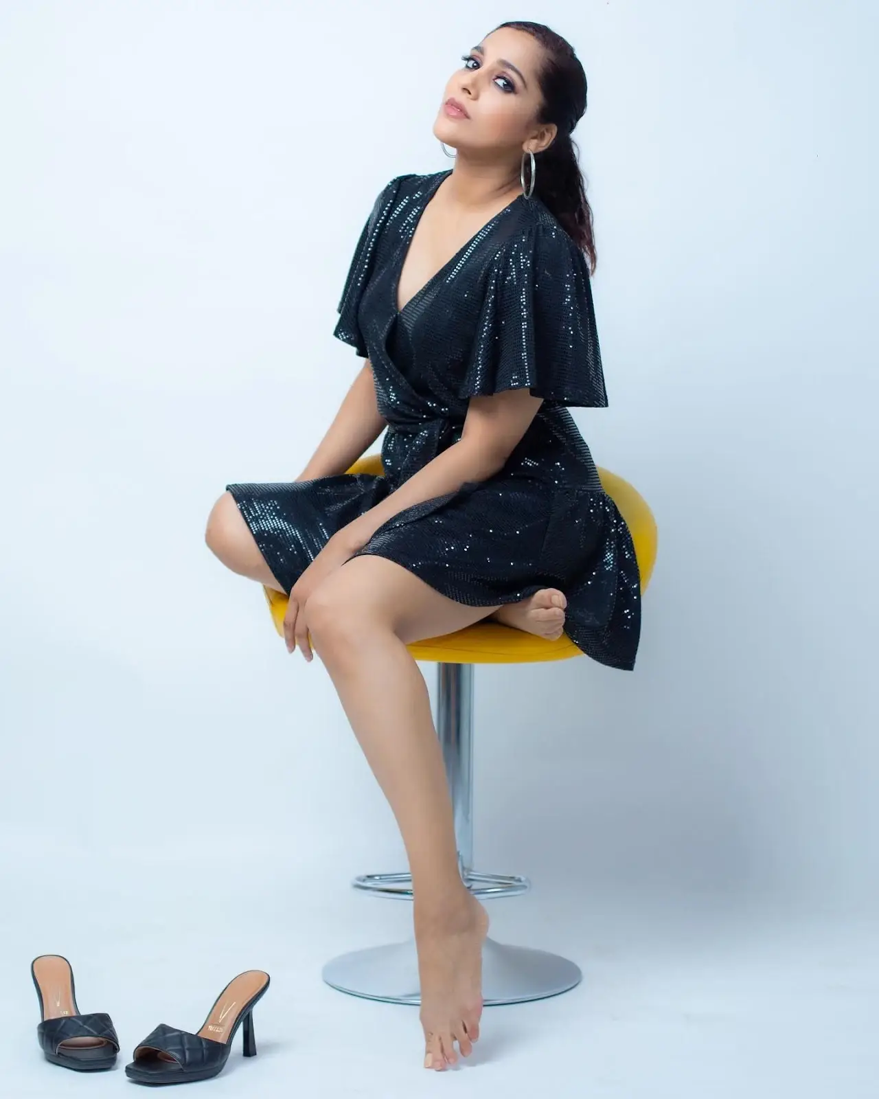 RASHMI GAUTAM LONG LEGS SHOW IN MINI BLACK SKIRT 10